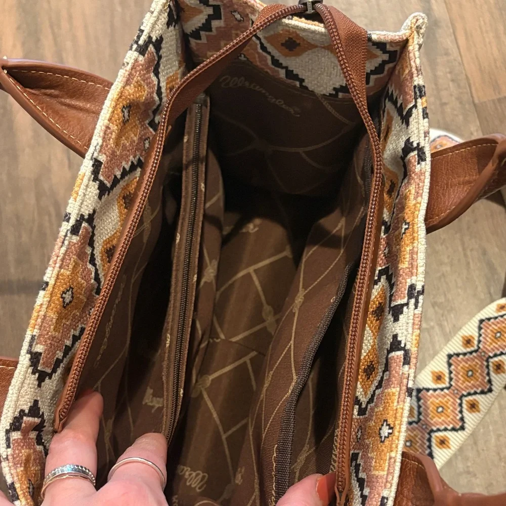 Wrangler | Tan and‎ Cream Geometric Western Bag